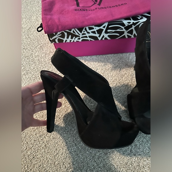 Diane Von Furstenberg criss cross suede heels, black, size 5 - Picture 6 of 7
